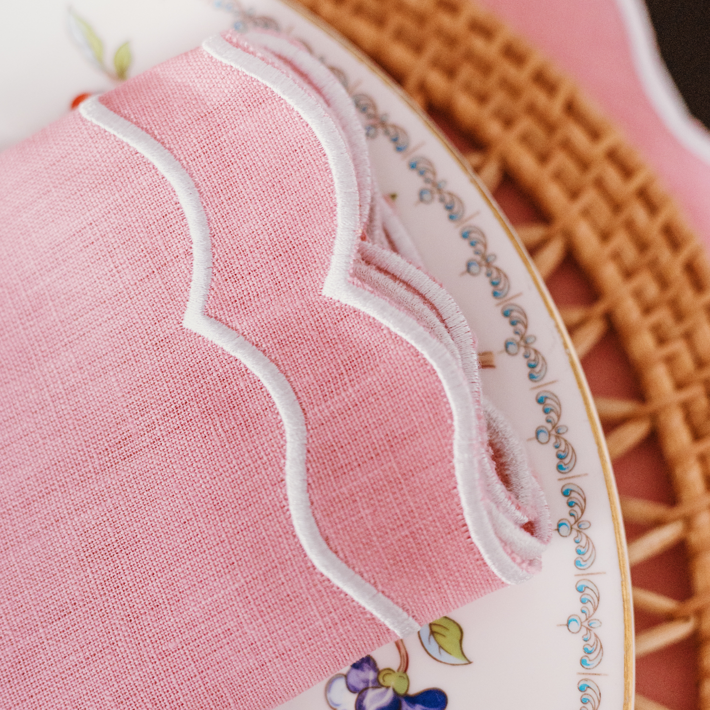 Set of 4 - Linen Scalloped Edged Napkins - Pink